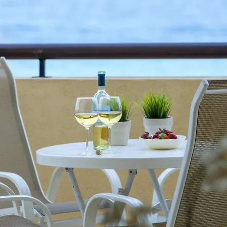 Διαμέρισμα Alia Sirina Seafront *